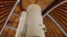 A MÁV VSC turistái a Piszkéstetői Obszervatóriumban. A Schmidt rendszerű teleszkóp csöve.