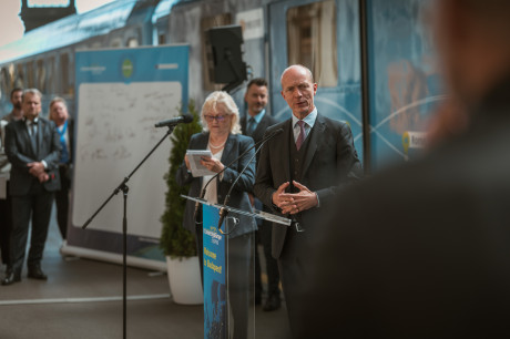 Herald Ruijters, az Európai Bizottság Mobilitáspolitikai és Közlekedési Főigazgatóság (DG MOVE) beruházási, innovatív és fenntartható közlekedésért felelős igazgatója is a vonattal érkezett